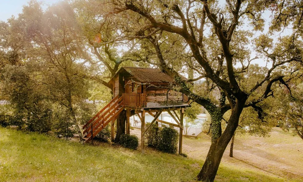 Cabane dans les arbres unique au Domaine des Rives Hérault hébergement insolite mariage