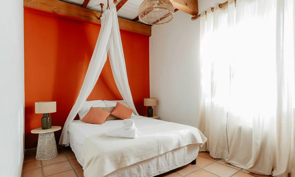 Chambre baldaquin mur terracotta au Domaine des Rives Hérault mariage romantique