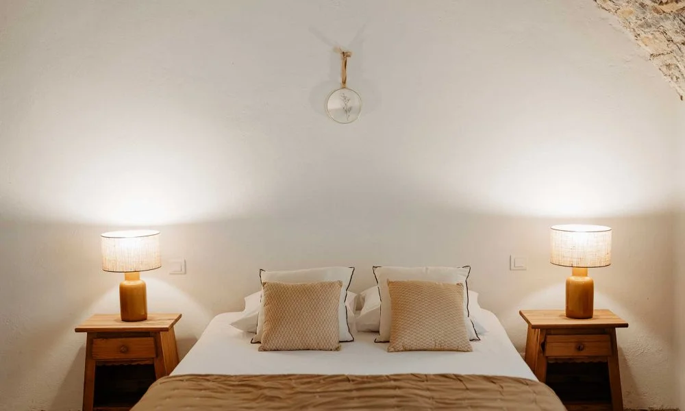 Chambre cosy avec lampes en bois doré et lit double au Domaine des Rives, hébergement mariage Hérault