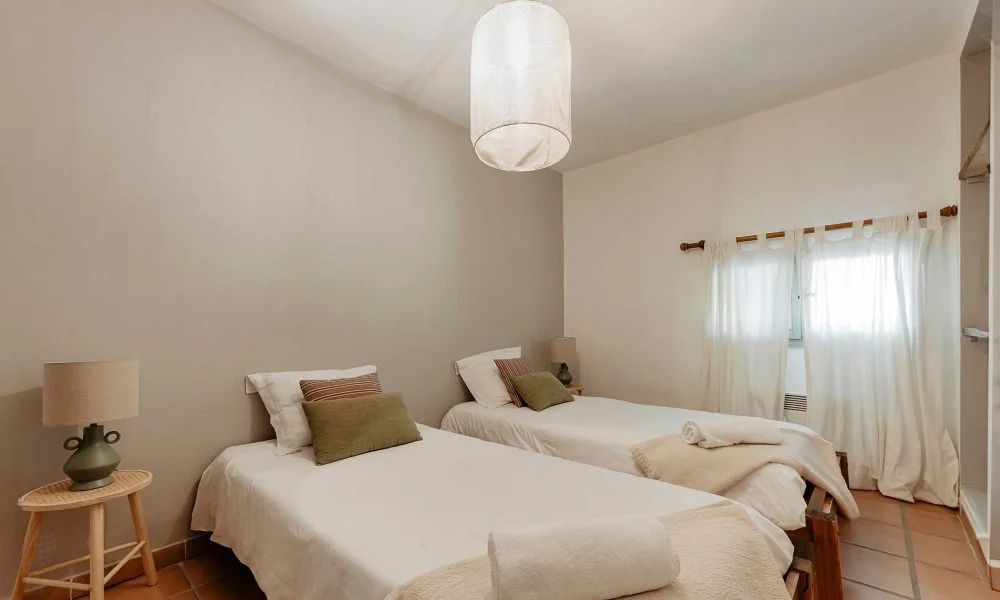 Chambre twin lumineuse avec coussins verts au Domaine des Rives Hérault mariage