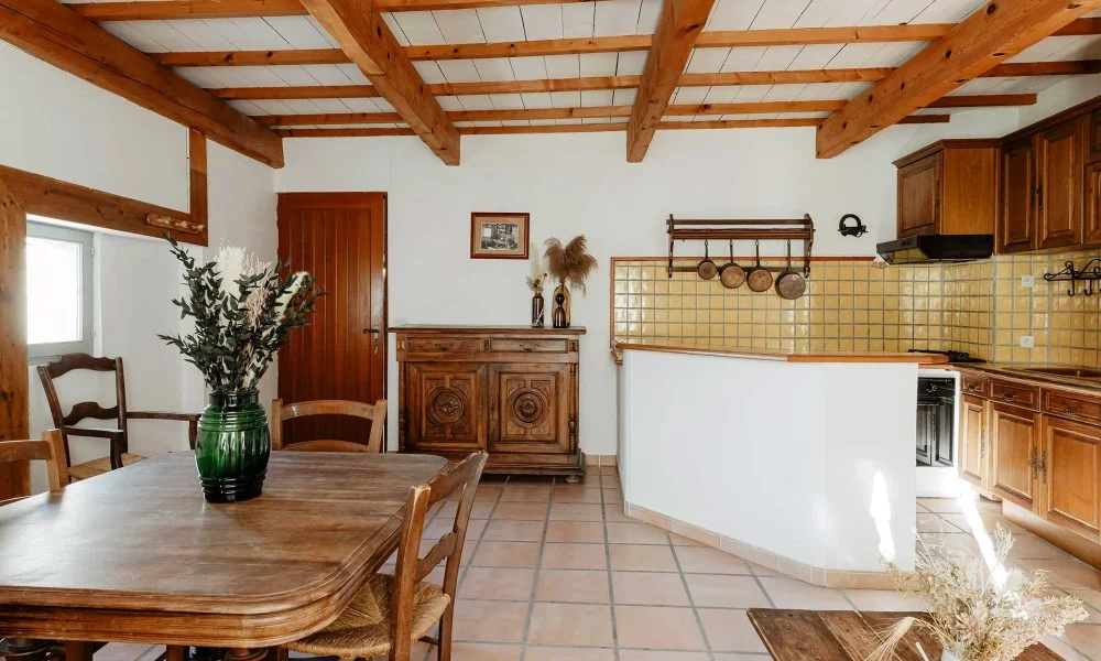 Cuisine rustique en bois avec poutres apparentes au Domaine des Rives Hérault