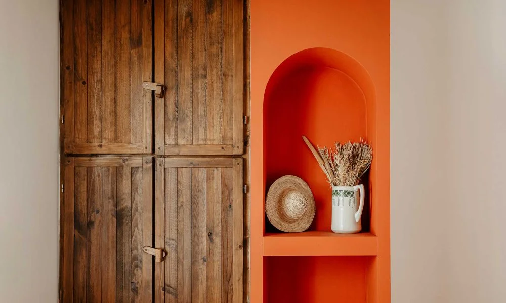 Détail niche arquée orange et armoire bois brut au Domaine des Rives Hérault décoration mariage