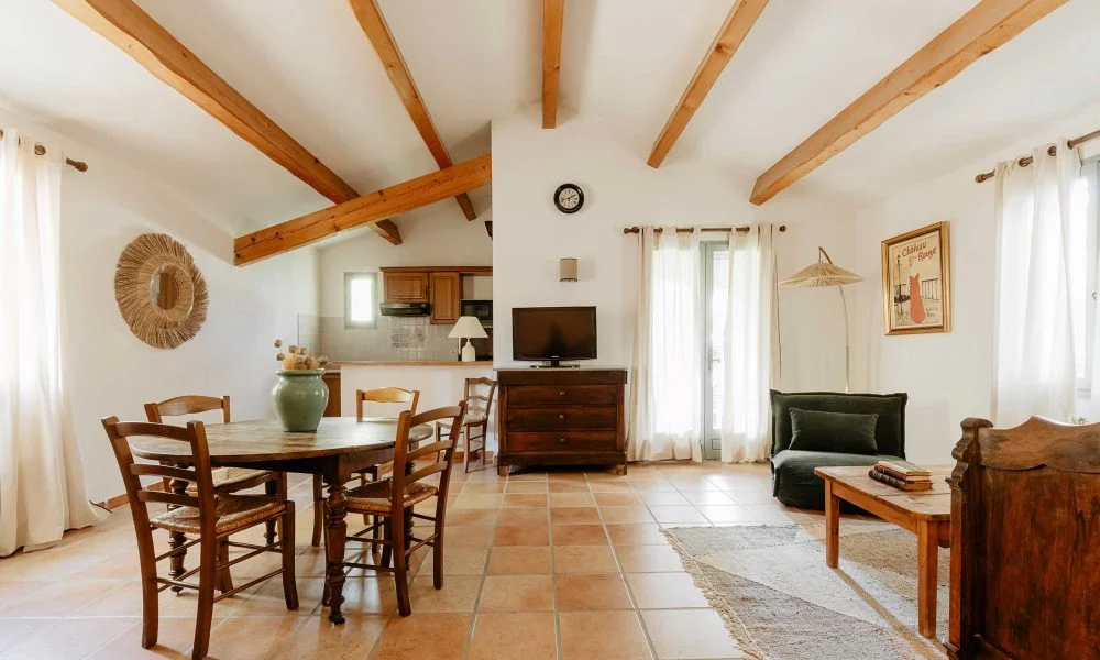 Séjour de gîte avec poutres en bois et tomettes au Domaine des Rives, hébergement invités mariage Hérault