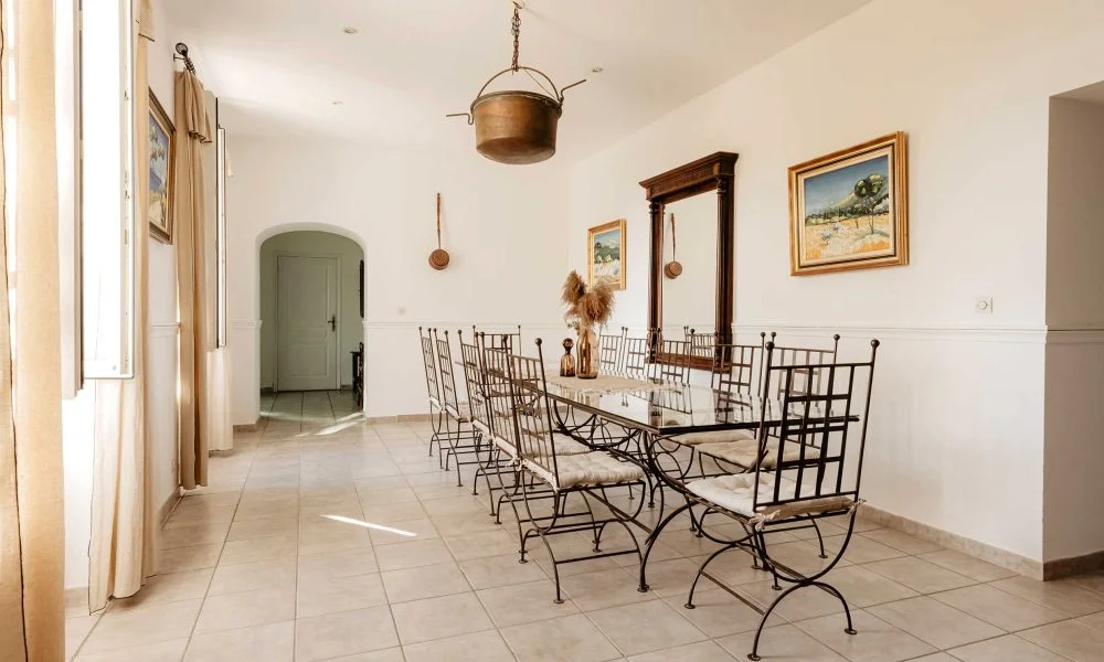 Salle de réception avec grande table en fer forgé au Domaine des Rives, salle de mariage Hérault