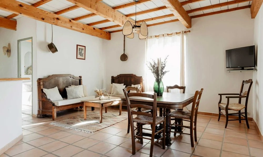 Salon salle à manger rustique avec poutres bois au Domaine des Rives Hérault mariage