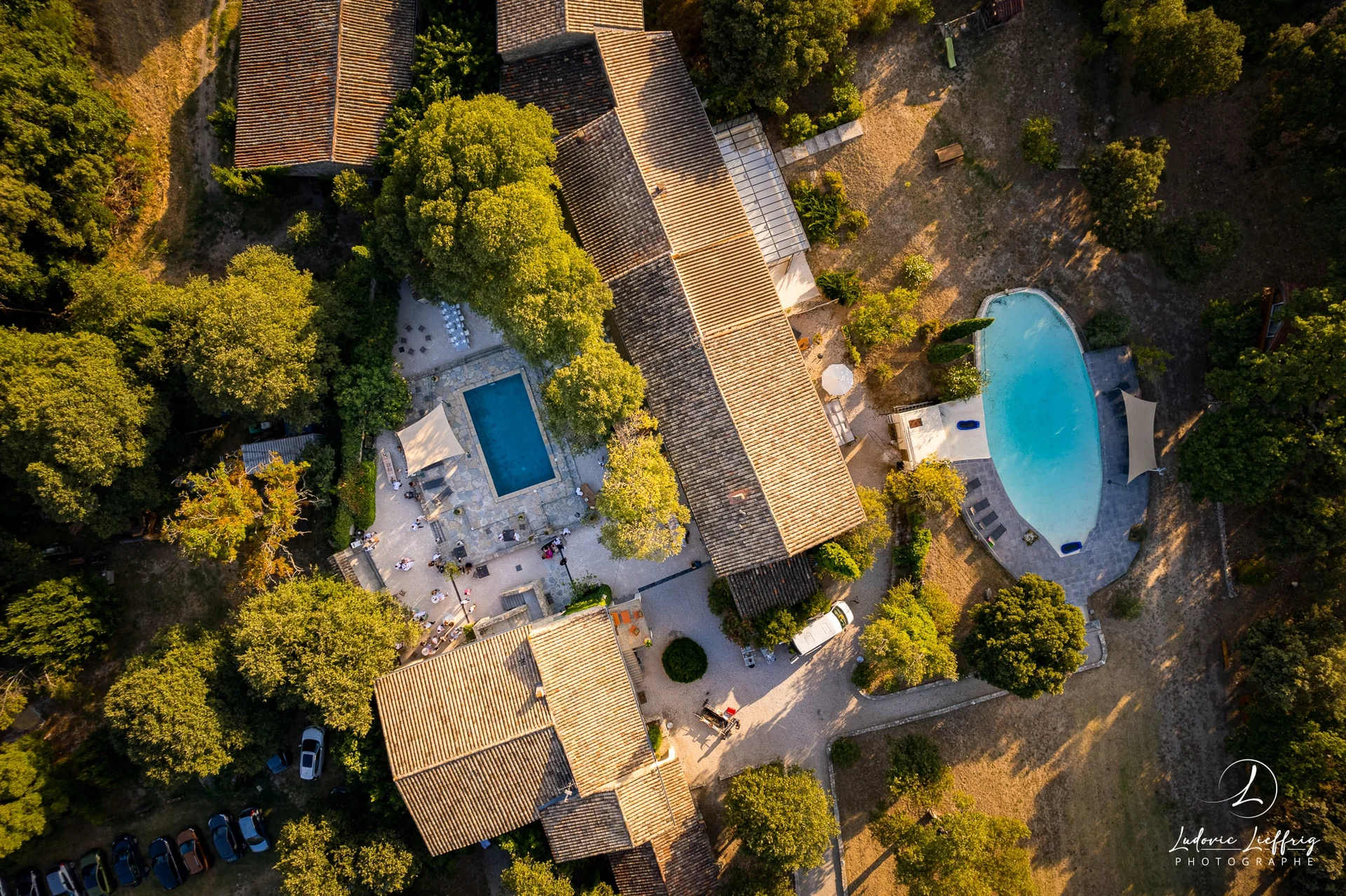 Vue aérienne du Domaine des Rives dans l'Hérault, domaine de mariage avec piscines et bâtiments en pierre