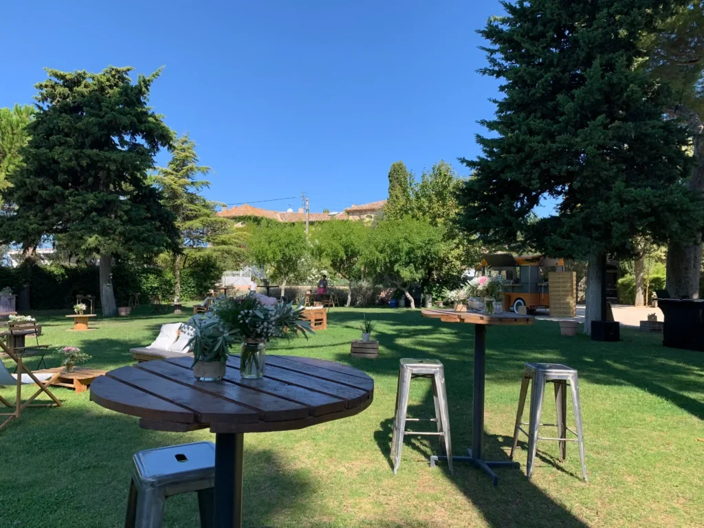 Espace cocktail dans le jardin du Domaine Fon de Rey en Hérault avec food truck vintage et mobilier de réception