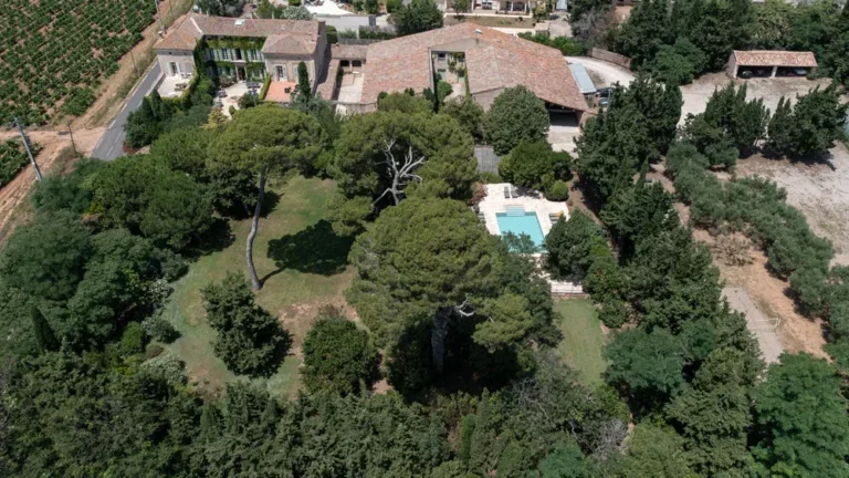 Photo drone du Domaine Fon de Rey en Hérault avec parc, piscine et vignobles environnants