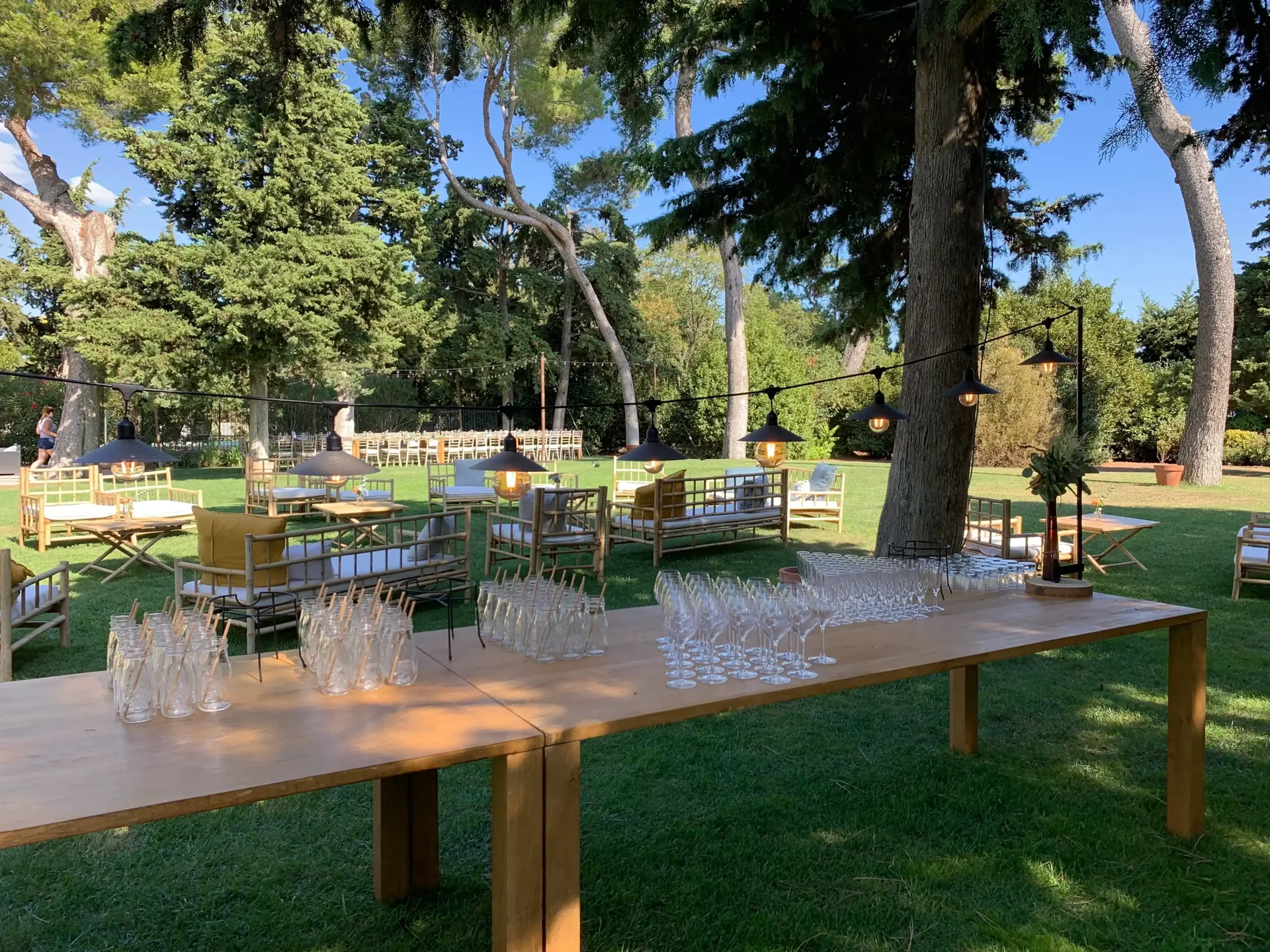 Espace cocktail extérieur dressé sous les arbres au Domaine Fon de Rey, mariage en Hérault
