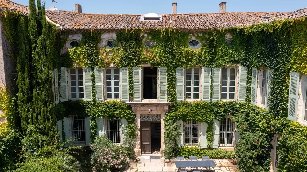Vue aérienne de la façade du Domaine Fon de Rey couverte de lierre en Hérault, demeure historique pour mariages