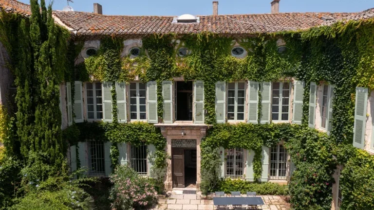 Vue aérienne de la façade historique du Domaine Fon de Rey couverte de lierre en Hérault