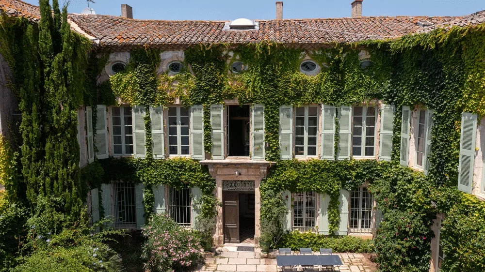 Façade principale du Domaine Fon de Rey couverte de lierre en Hérault - demeure de caractère pour mariage