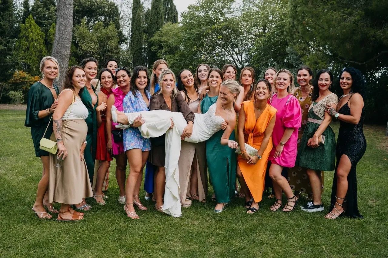 Groupe d'amies portant la mariée dans le jardin du Domaine Fon de Rey, lieu de mariage dans l'Hérault