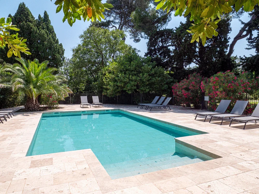Piscine du Domaine Fon de Rey en Hérault entourée de végétation méditerranéenne - idéale pour mariages et séminaires