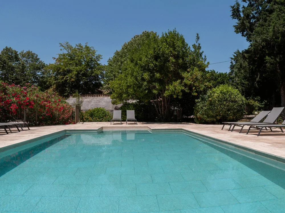 Piscine du Domaine Fon de Rey avec terrasse en travertin et jardin fleuri, lieu de mariage Hérault