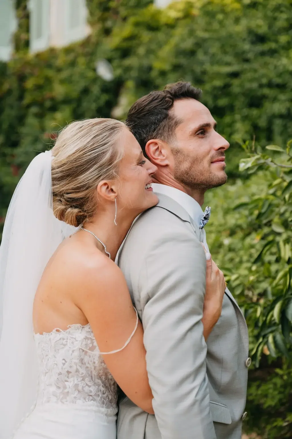 Portrait complice des mariés dans le jardin du Domaine Fon de Rey, mariage dans l'Hérault
