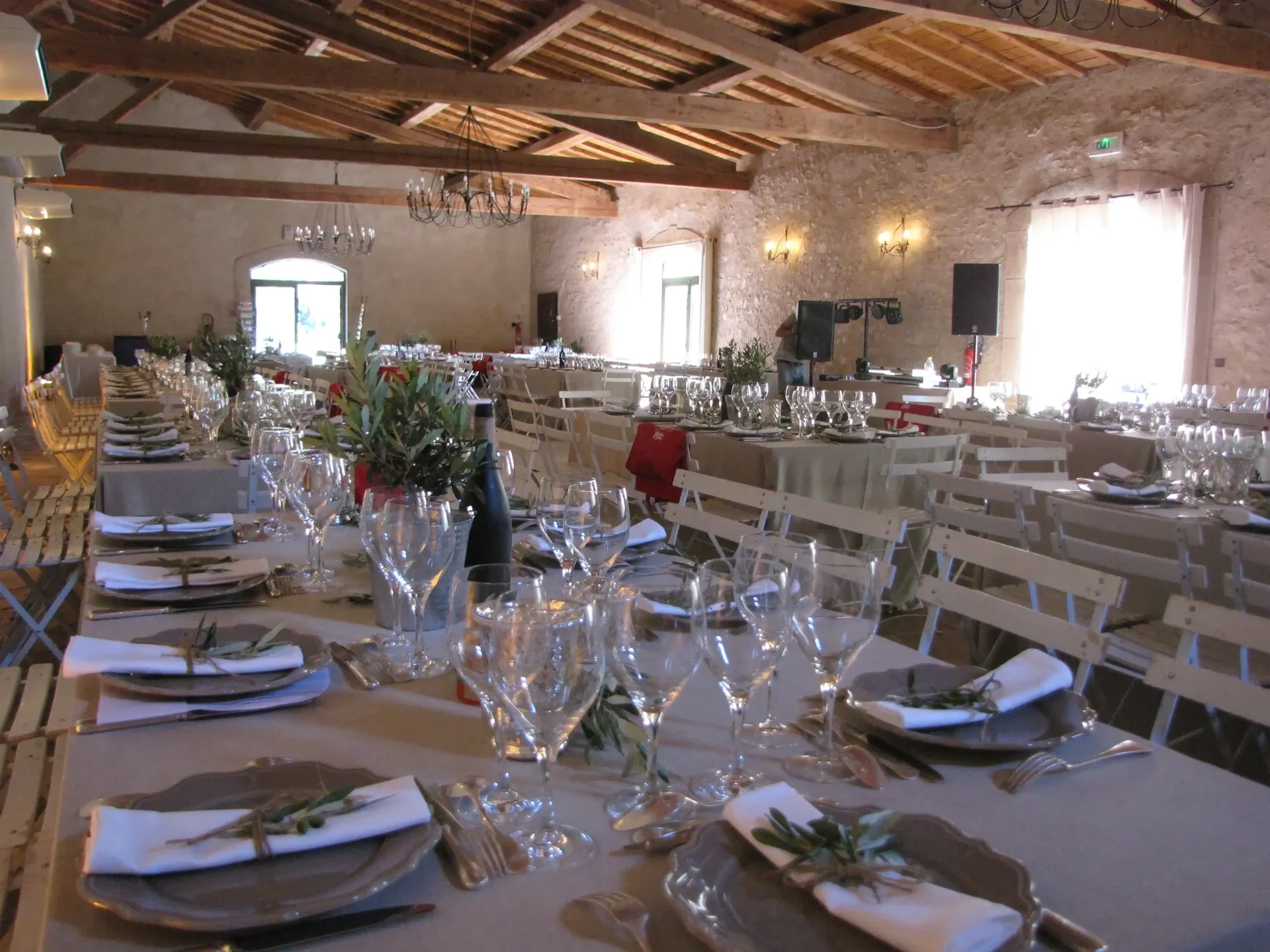 Salle de réception en pierre du Domaine Fon de Rey dressée pour un mariage dans l'Hérault