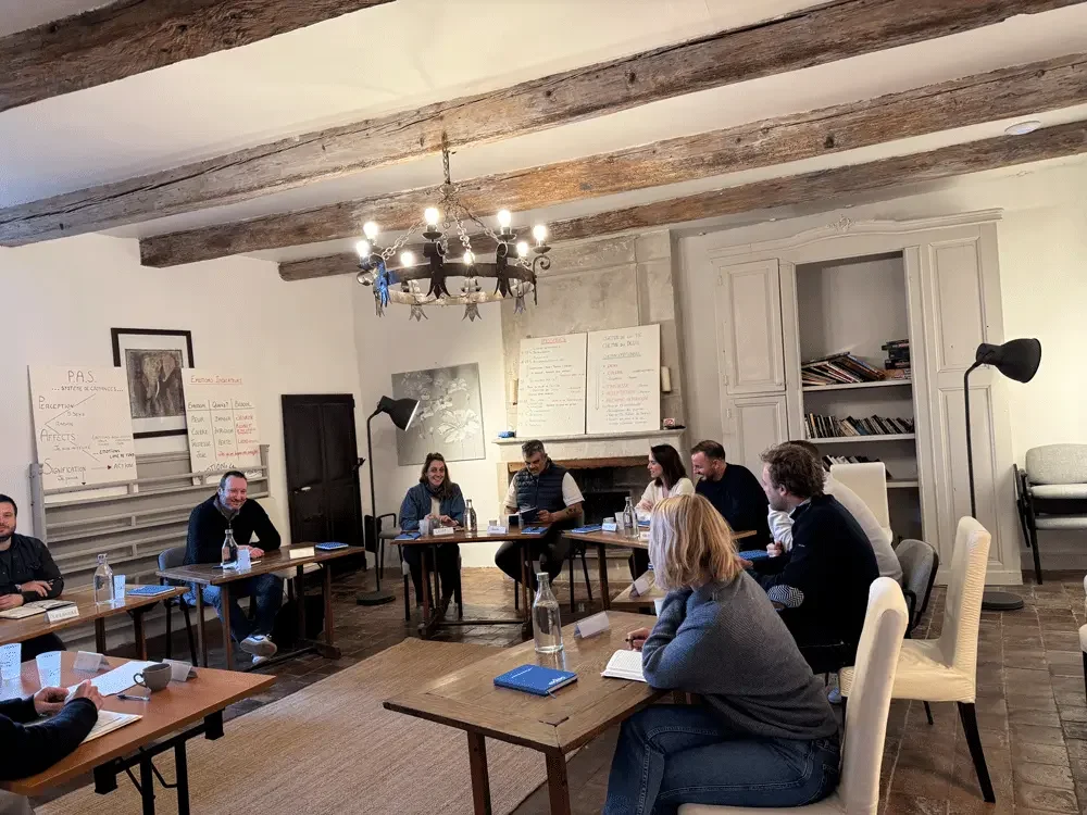 Salle de séminaire du Domaine Fon de Rey en Hérault avec poutres apparentes et cheminée pour vos événements professionnels