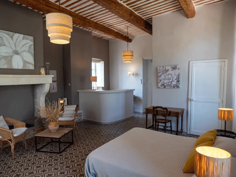 Suite avec cheminée et poutres apparentes au Domaine Fon de Rey, hébergement mariage Hérault