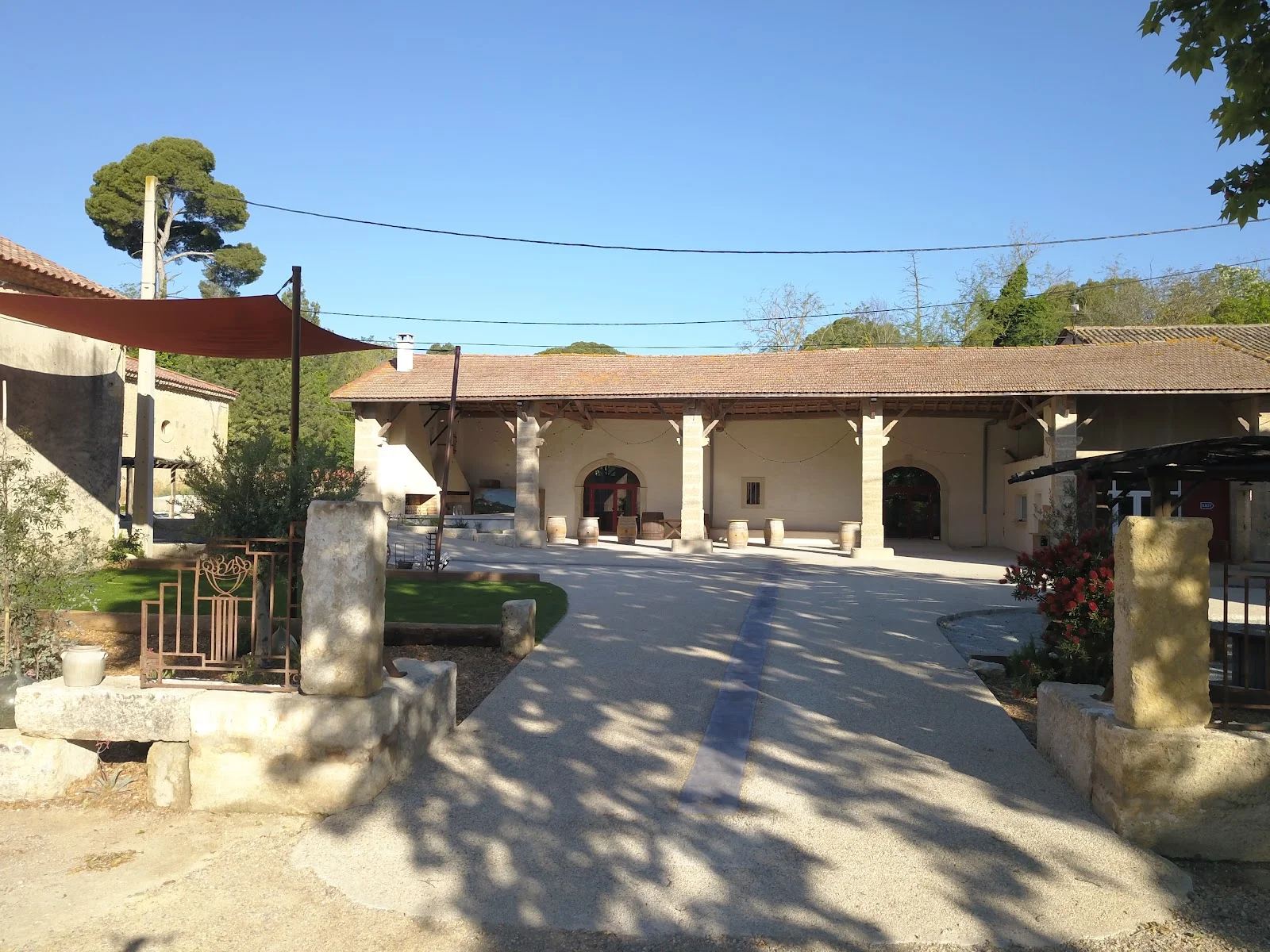 Allée d'entrée du Domaine Grande Canague en Hérault menant à la salle de mariage avec colonnes en bois