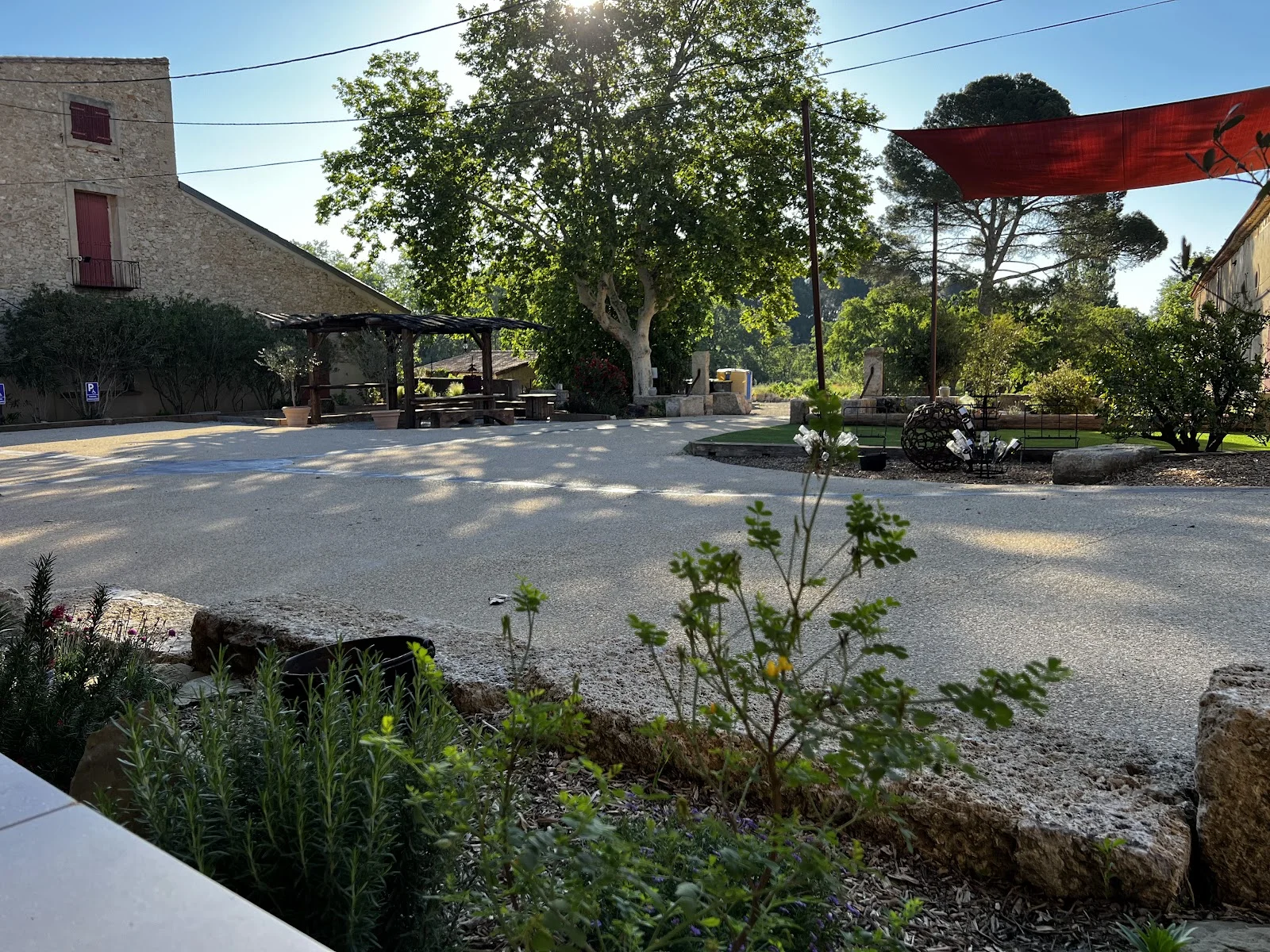 Cour extérieure et jardin du Domaine Grande Canague en Hérault, espace cocktail et réception de mariage