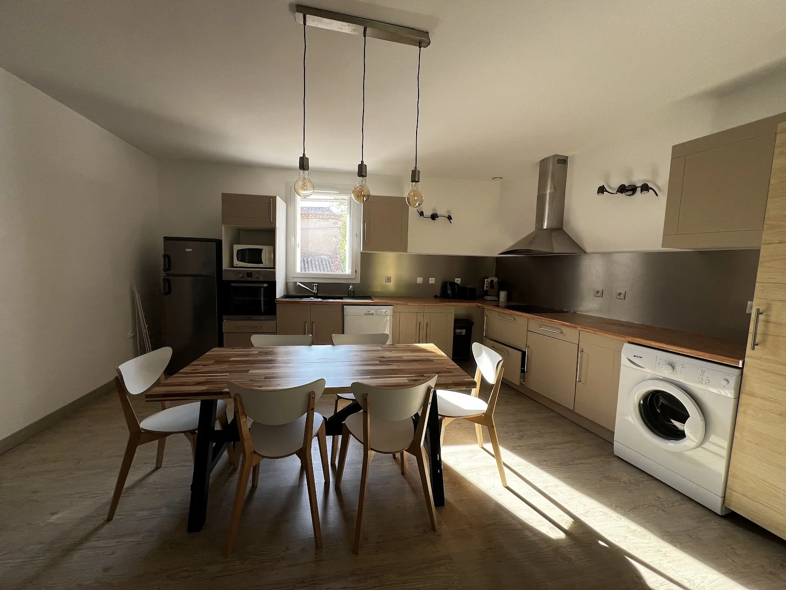 Cuisine équipée et salle à manger du gîte du Domaine Grande Canague en Hérault pour hébergement lors d'un mariage