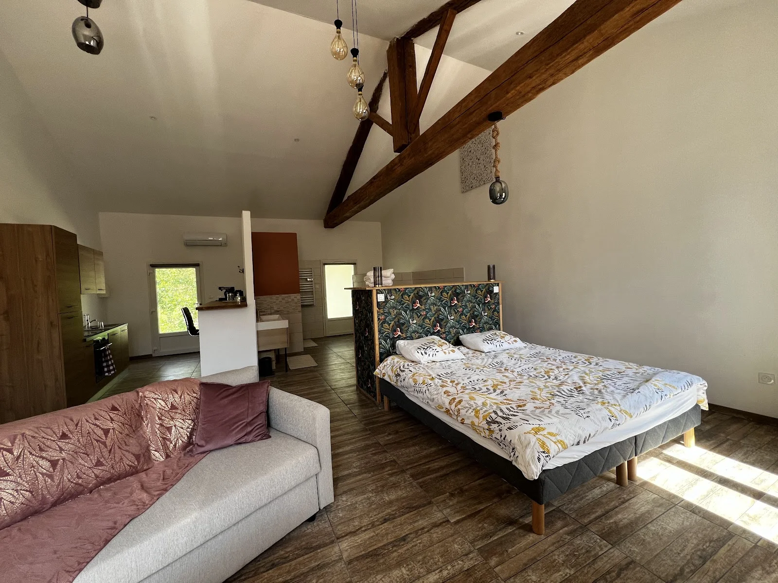 Hébergement studio du Domaine Grande Canague en Hérault avec lit double et cuisine équipée pour les mariés