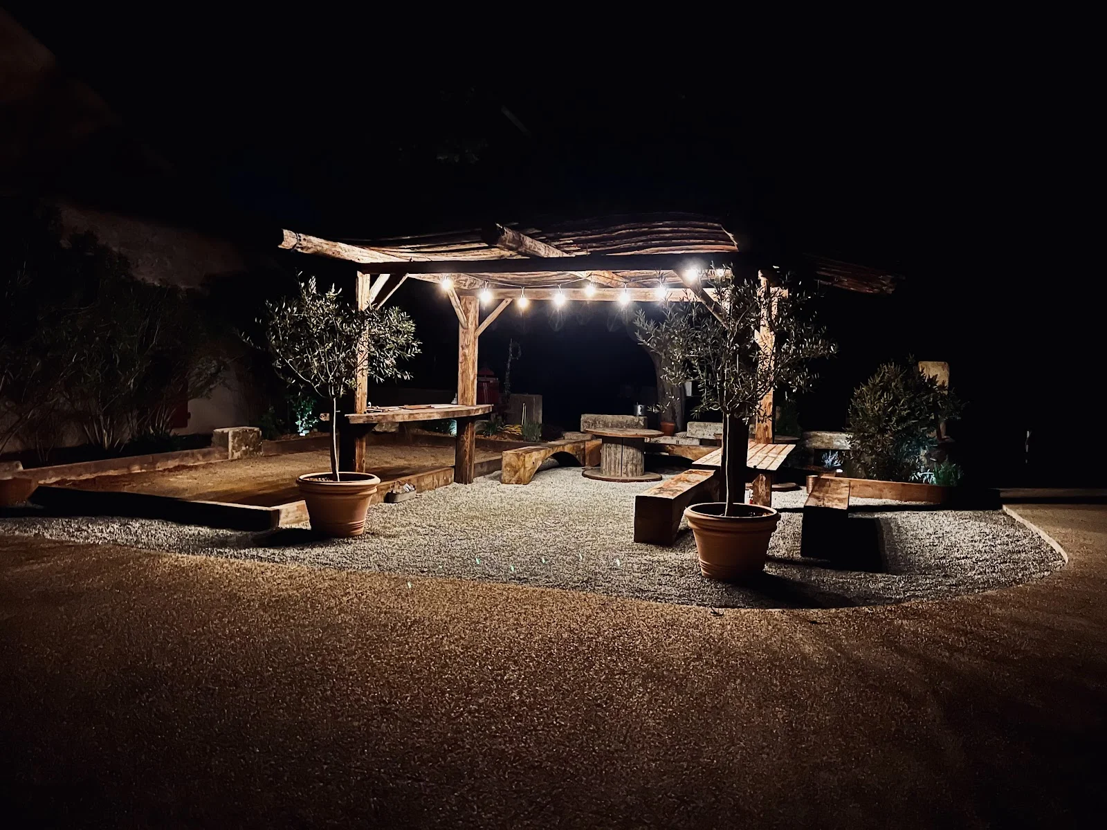 Pergola illuminée la nuit au Domaine Grande Canague en Hérault, espace romantique pour mariage avec guirlandes lumineuses