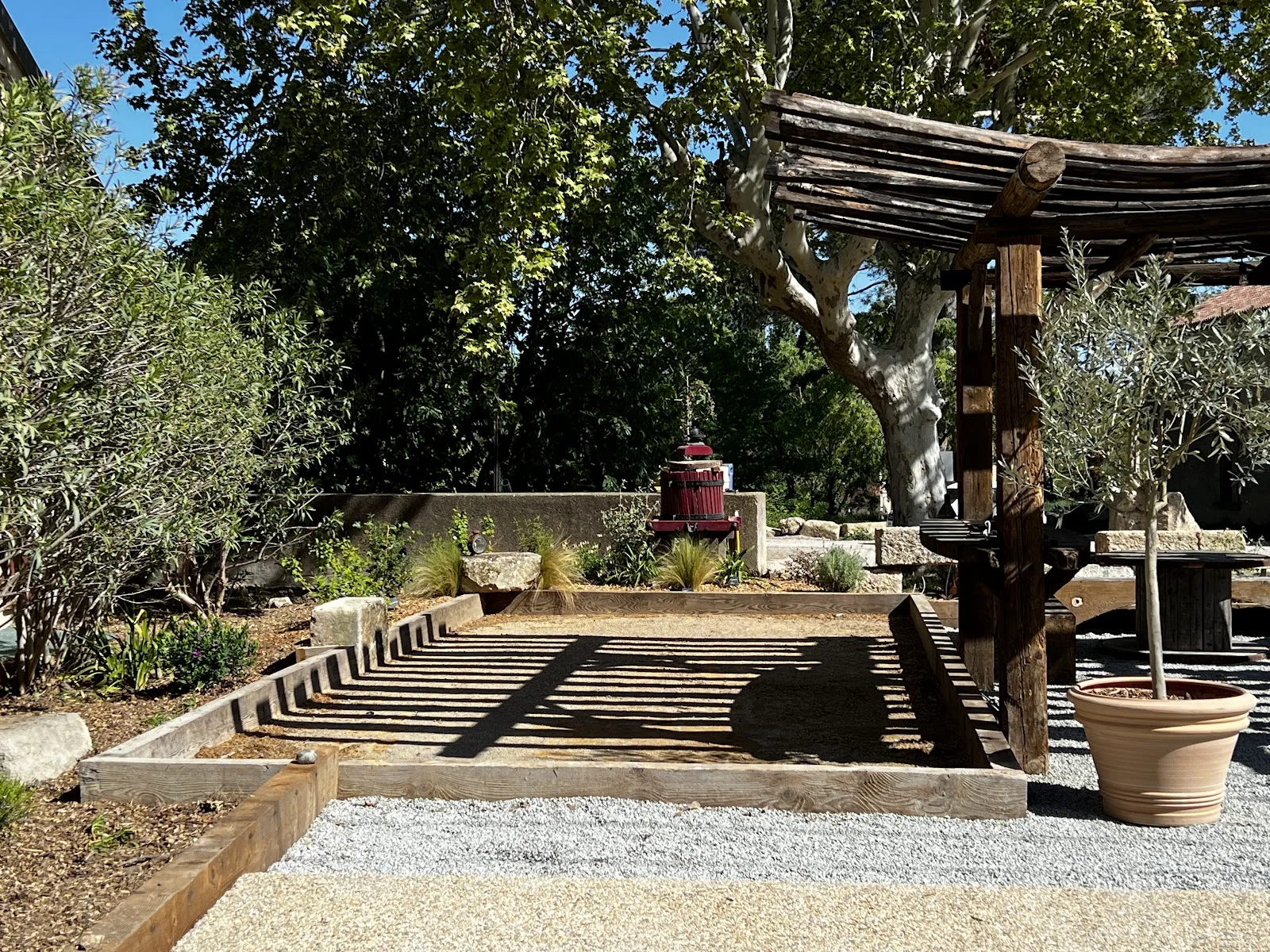 Terrain de pétanque et pergola rustique du Domaine Grande Canague en Hérault, jardin provençal pour mariage