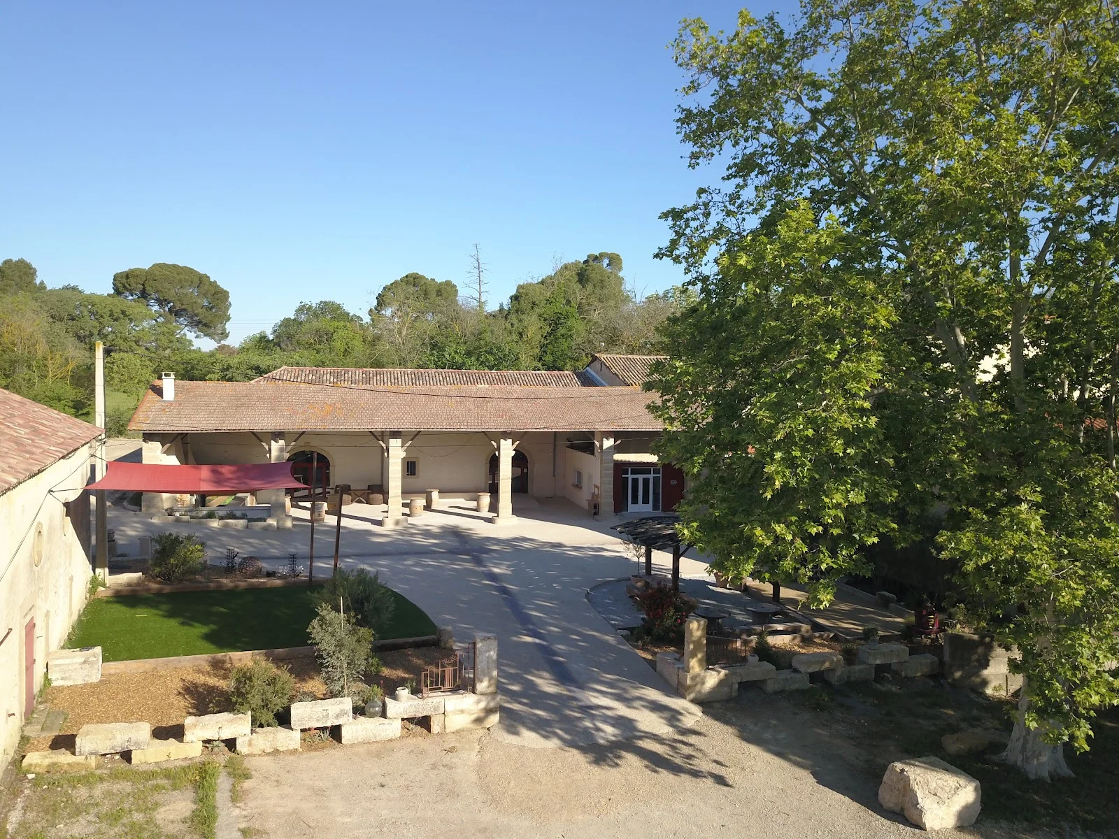 Vue aérienne du Domaine Grande Canague dans l'Hérault, salle de mariage avec cour et colonnes en bois