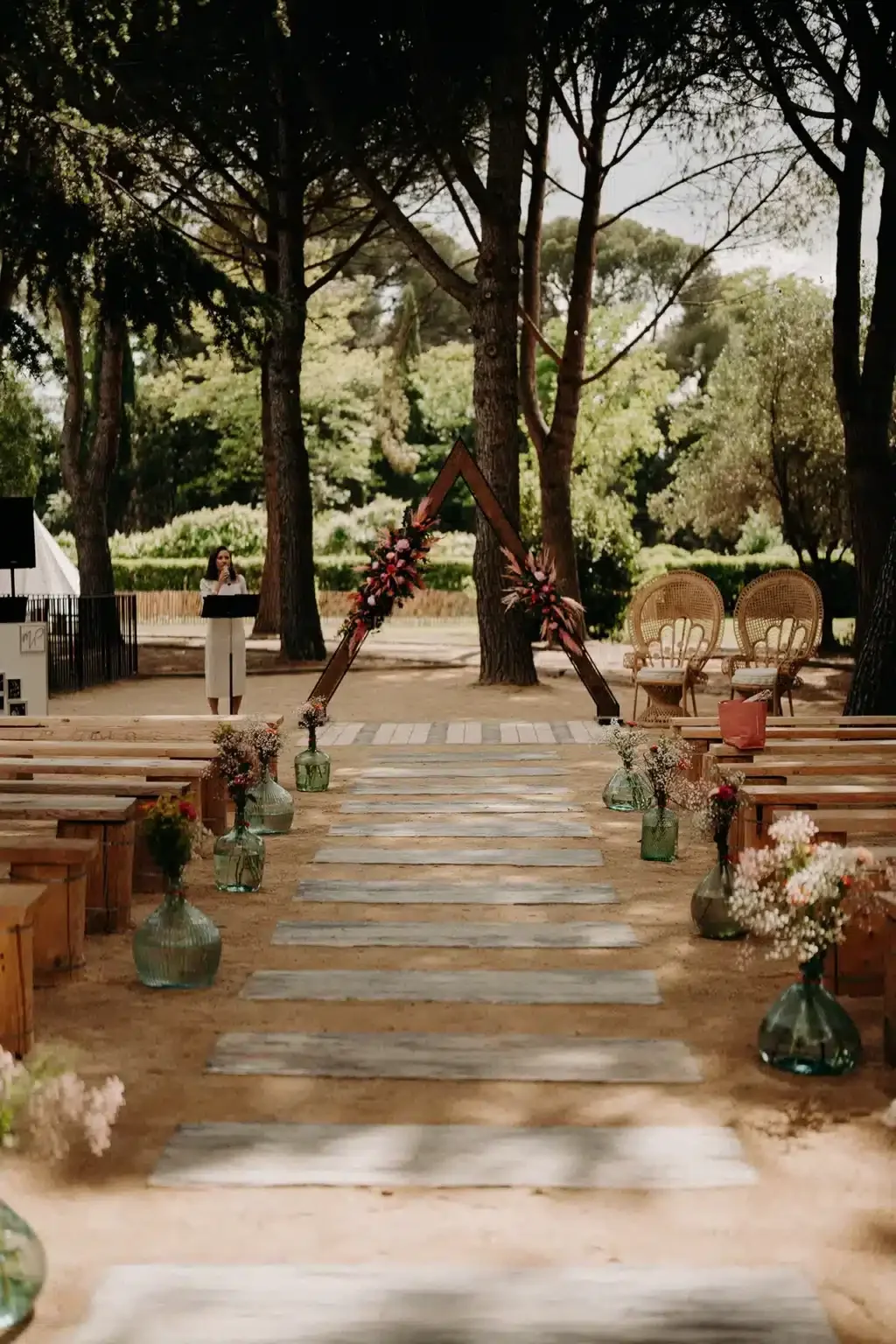 Vue depuis le kiosque à colonnades avec statue antique sur la cérémonie de mariage, arche blanche drapée, Domaine Le Petit Malherbes Hérault