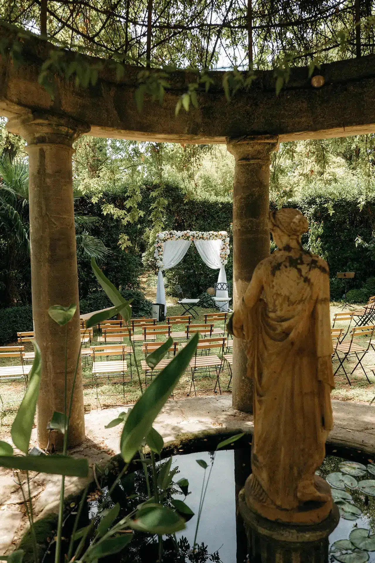 Kiosque en pierre avec statue classique et espace cérémonie au Domaine Le Petit Malherbes, mariage dans l'Hérault