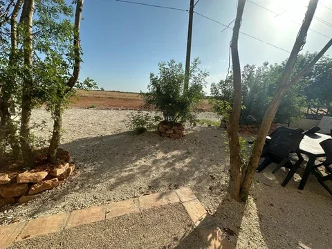 Allée extérieure avec balustrade en fer forgé et lanternes au Domaine Les Barrettes Agde Hérault