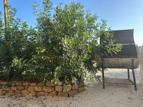 Barbecue métallique et muret en pierre sèche avec végétation au Domaine Les Barrettes à Agde, Hérault