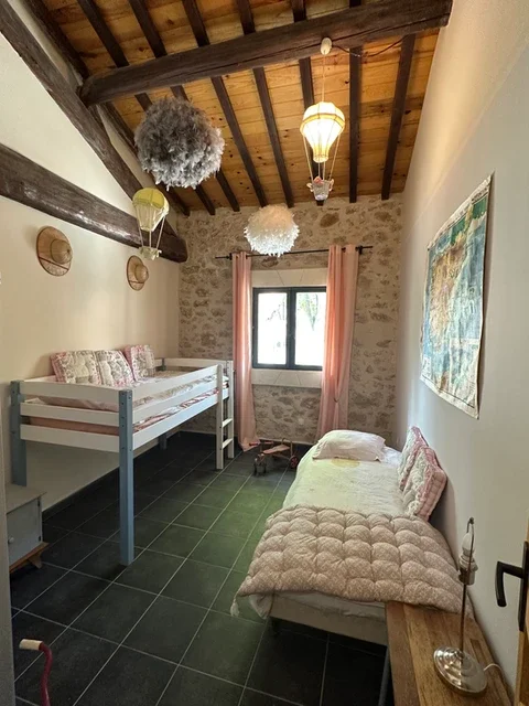 Chambre enfants avec lits superposés et déco montgolfière au Domaine Les Barrettes Agde, hébergement famille Hérault