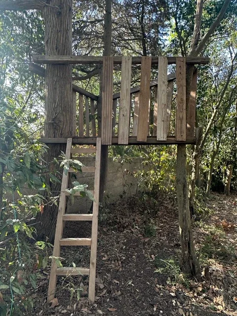 Chambre avec vue sur les vignes héraultaises depuis la fenêtre au Domaine Les Barrettes Agde