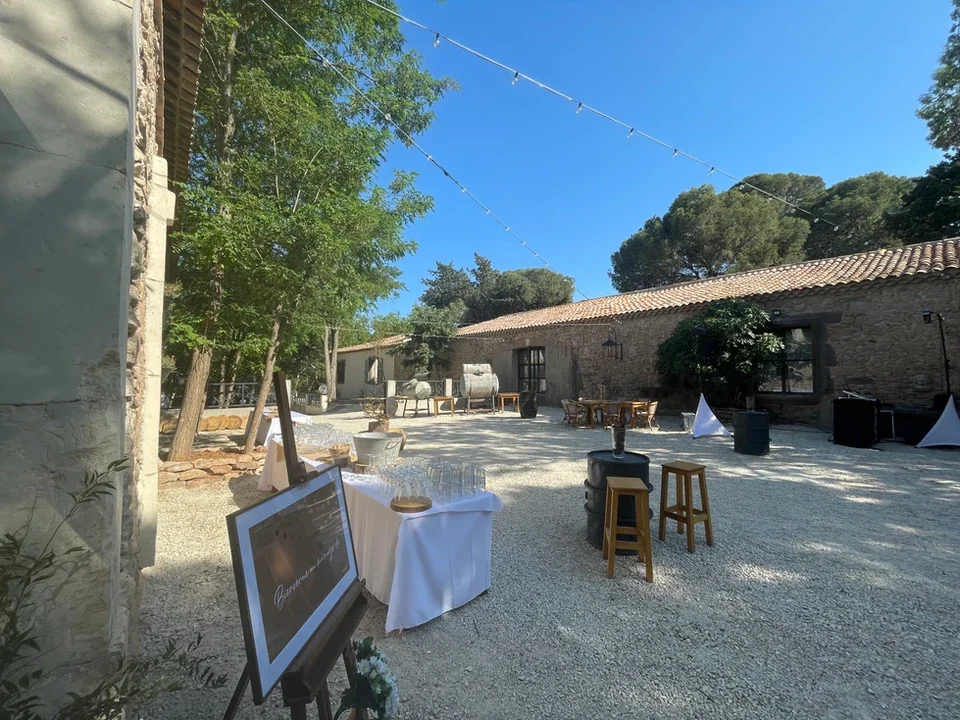 Cour extérieure cocktail mariage au Domaine Les Barrettes Agde, espace réception plein air Hérault
