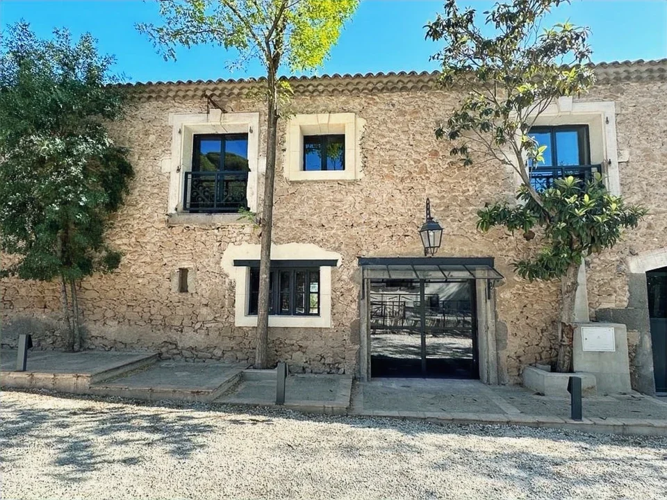 Façade en pierre du Domaine Les Barrettes à Agde, mas provençal Hérault