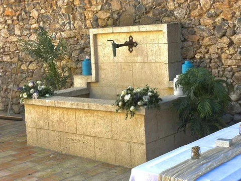 Fontaine en pierre calcaire décorée de fleurs blanches pour un mariage au Domaine Les Barrettes Agde Hérault