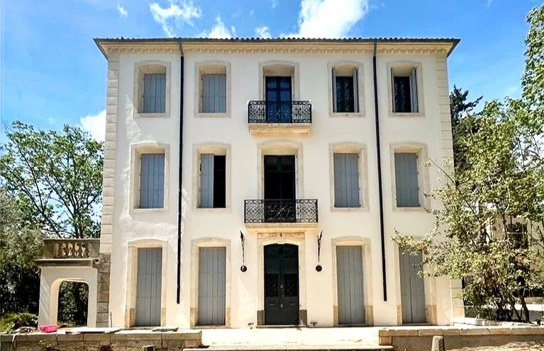 Maison de maître du Domaine Les Barrettes à Agde, façade blanche et balcons fer forgé, Hérault