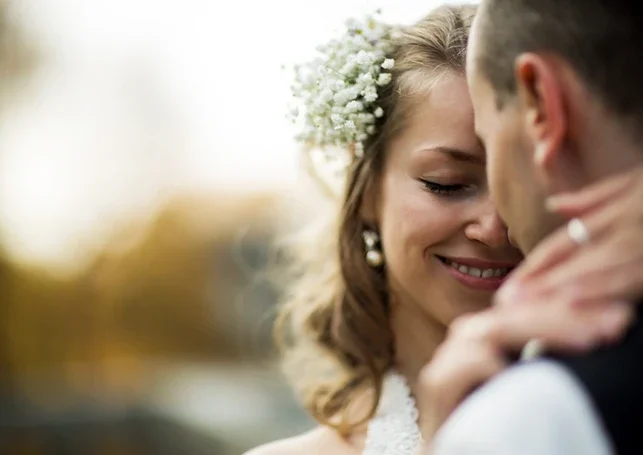 Couple de mariés au Domaine Les Barrettes Agde Hérault - mariée couronne fleurs blanches