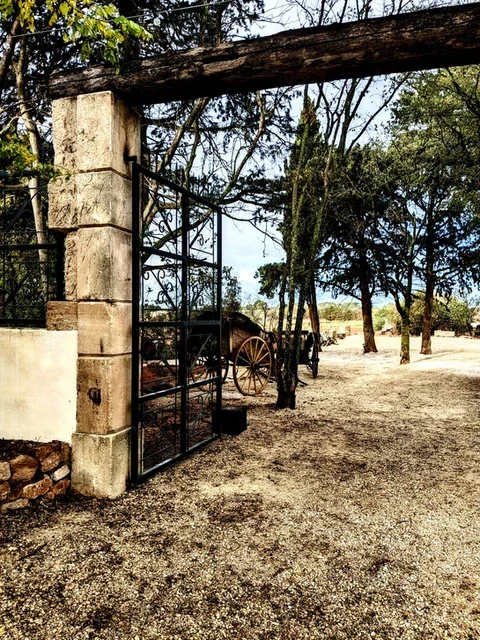 Portail en fer forgé et allée du Domaine Les Barrettes à Agde, entrée domaine mariage Hérault