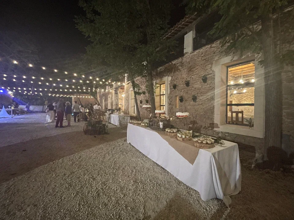 Soirée extérieure avec guirlandes et buffet au Domaine Les Barrettes Agde Hérault