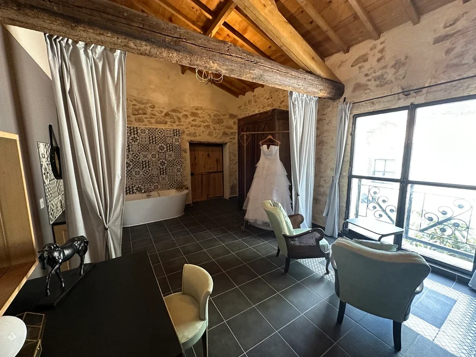 Suite de la mariée avec robe et baignoire îlot au Domaine Les Barrettes Agde Hérault