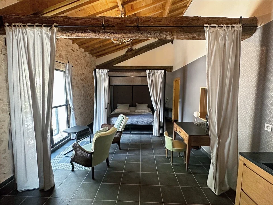 Suite nuptiale avec lit à baldaquin au Domaine Les Barrettes Agde, hébergement mariage Hérault