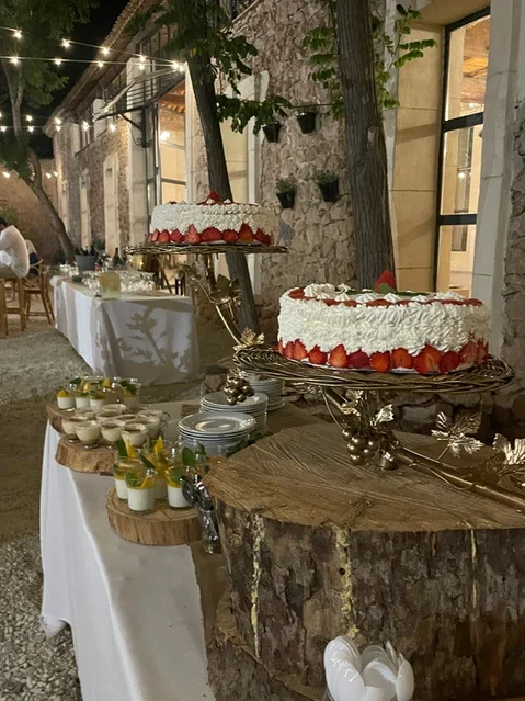 Table de desserts mariage de nuit au Domaine Les Barrettes Agde, fraisiers et guirlandes Hérault
