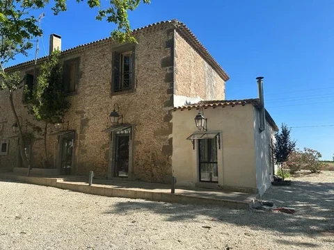 Terrain de football en plein air au Domaine Les Barrettes Agde, activités sportives mariage Hérault