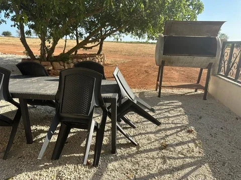 Terrasse extérieure avec table, chaises et barbecue au Domaine Les Barrettes Agde Hérault