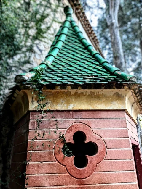 Tourelle historique du Domaine Les Barrettes à Agde, toit tuiles vertes, architecture Hérault
