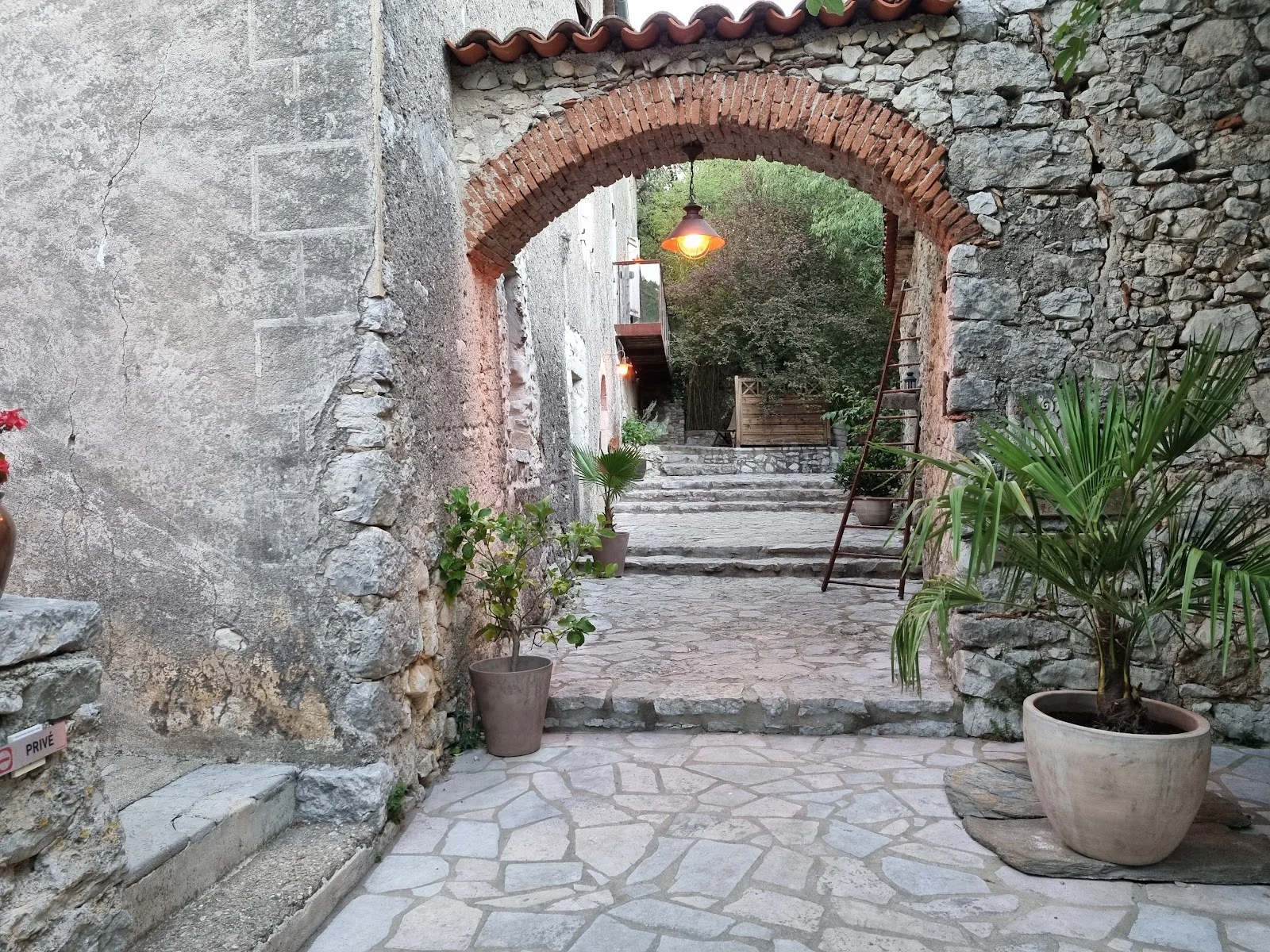 Passage voûté en briques et pierre du Domaine du Mas de Coulet, entrée pittoresque pour un mariage en Hérault